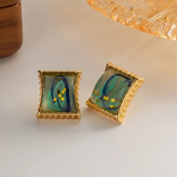 ◾️18k Gold Plated Vintage Green Square Dangle Earrings - Picture 3 of 7